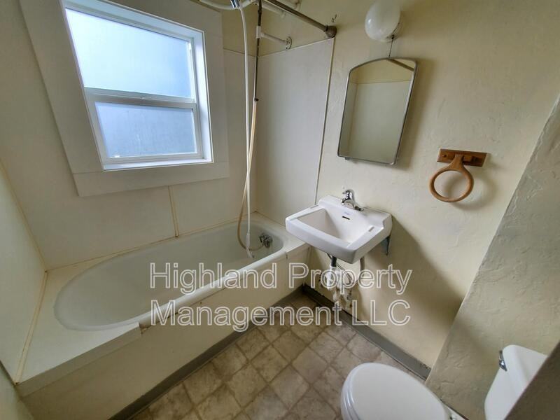 325 Ne Kamiaken St #3 - Photo 5 of 10