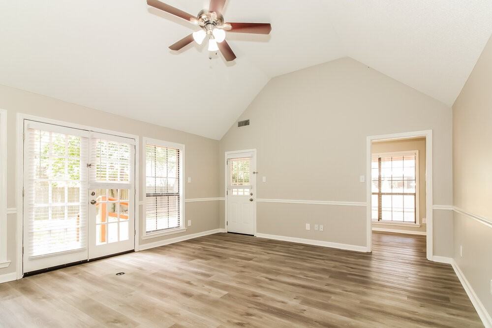 5659 Riverhead Ave - Photo 4 of 17