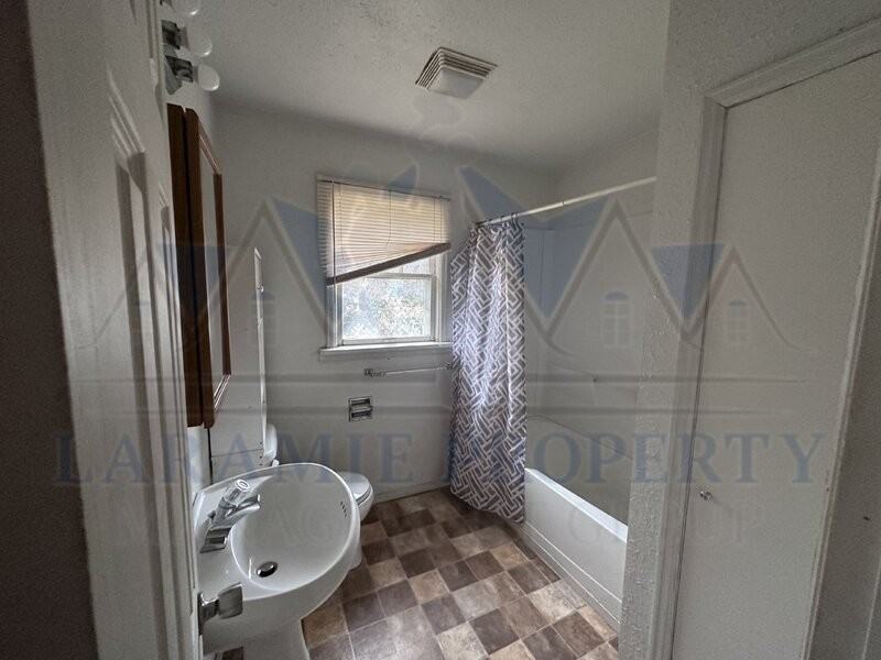 918 E Gibbon St - Photo 7 of 17