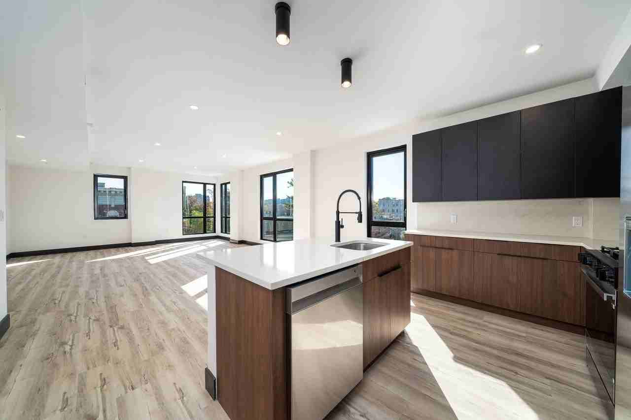 The Constantine - Photo 5 of 30