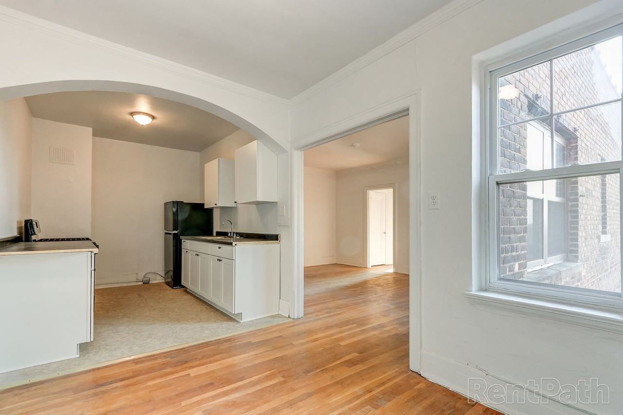 Manning Manor - Photo 5 of 24