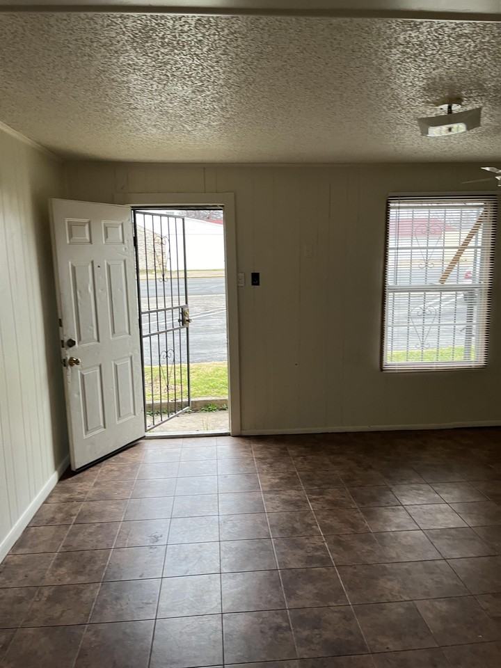 209 E Dean Avenue - Photo 5 of 8