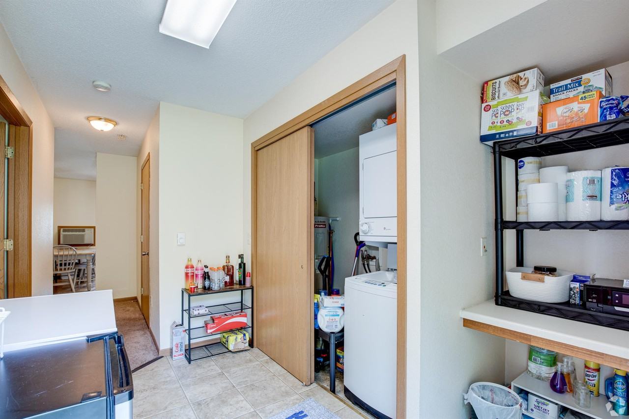 1063 East Cascade Ave - Photo 2 of 18