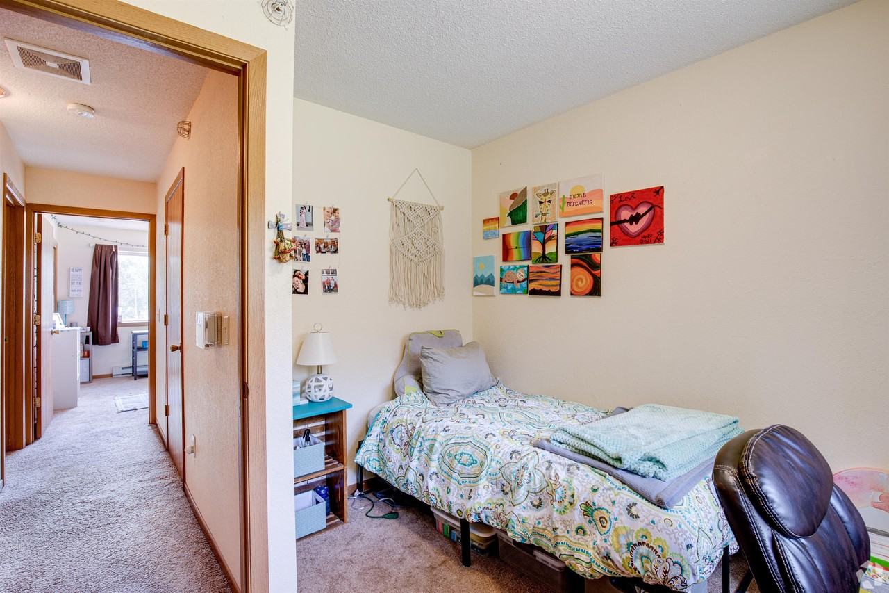 1063 East Cascade Ave - Photo 4 of 18