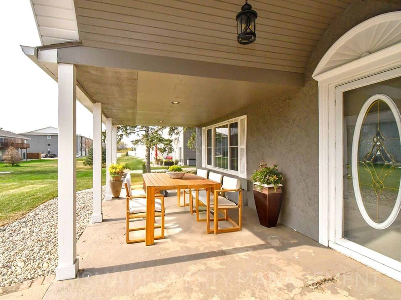 335 Vernon Dr - Photo 4 of 39