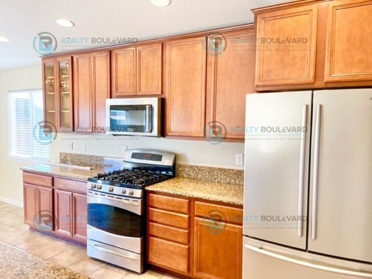 1226 Avian Dr - Photo 2 of 35