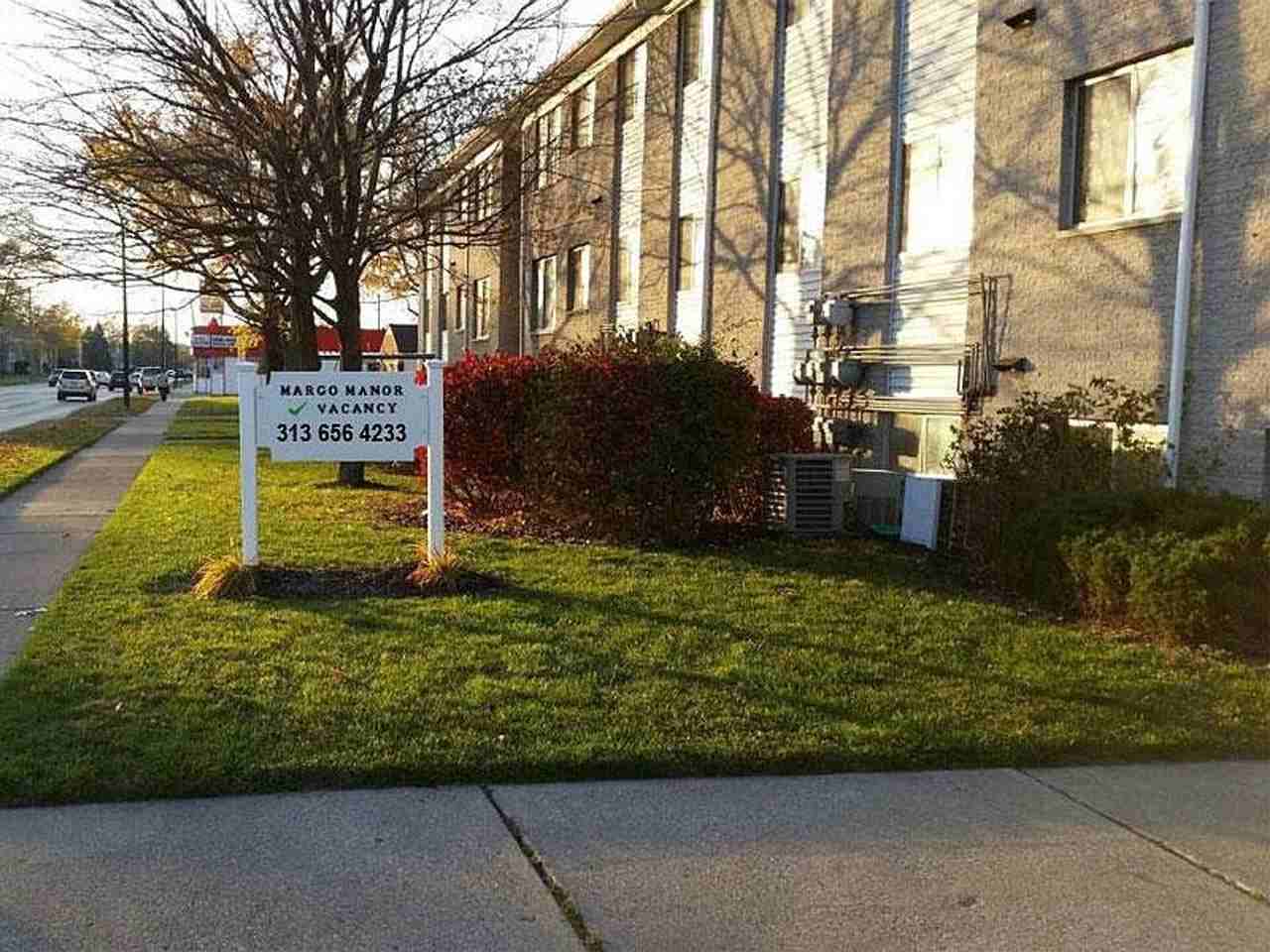 MARGO MANOR-1250 - Photo 2 of 12