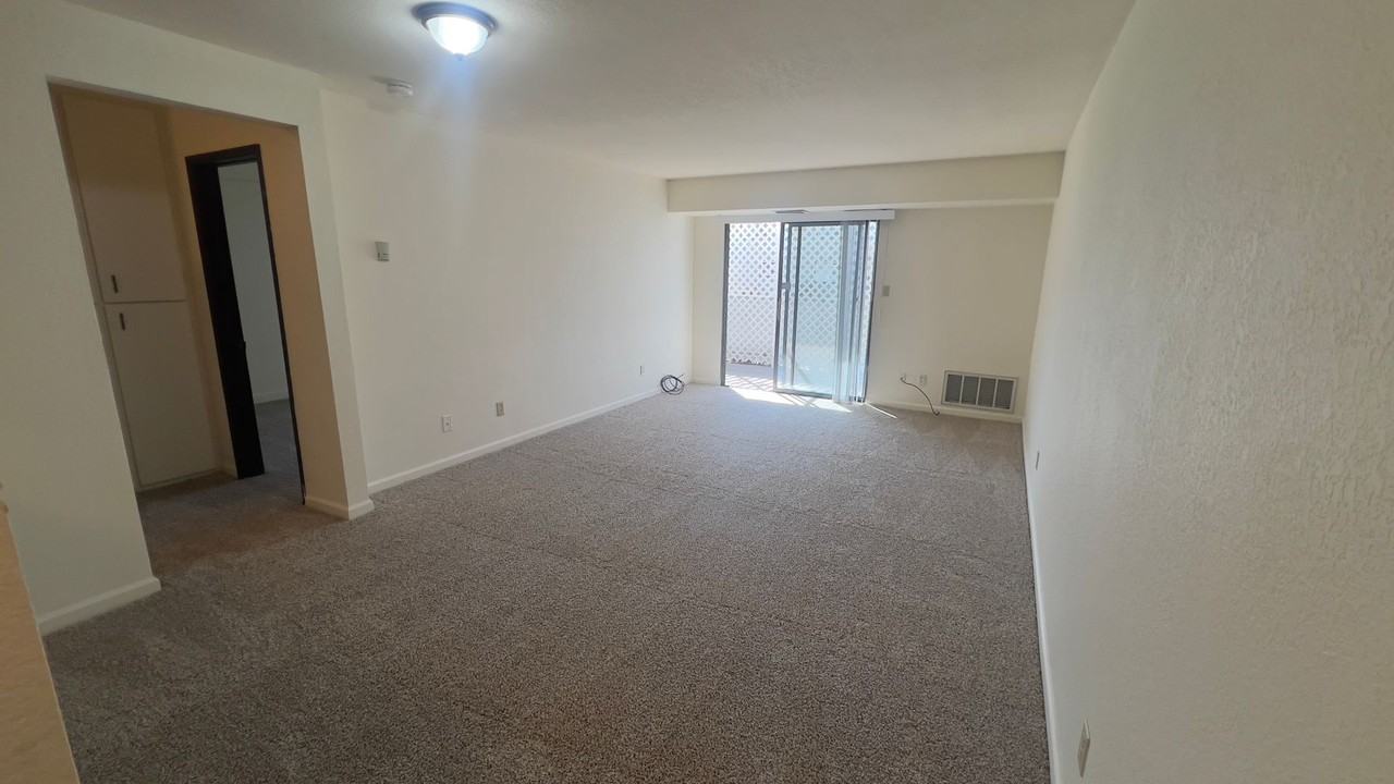 Thoma Holcomb Apartments - Photo 4 of 12