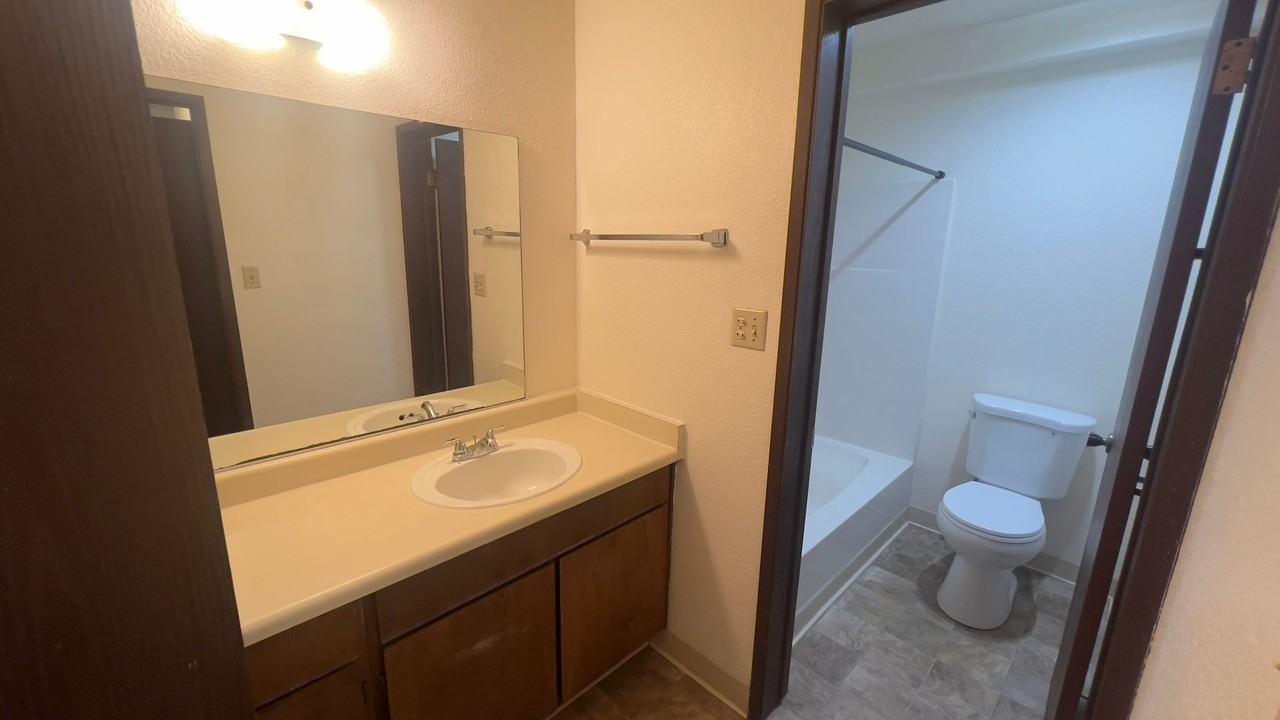 Thoma Holcomb Apartments - Photo 7 of 12