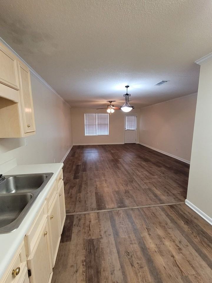 104 Embleton Ct Apt B - Photo 3 of 8