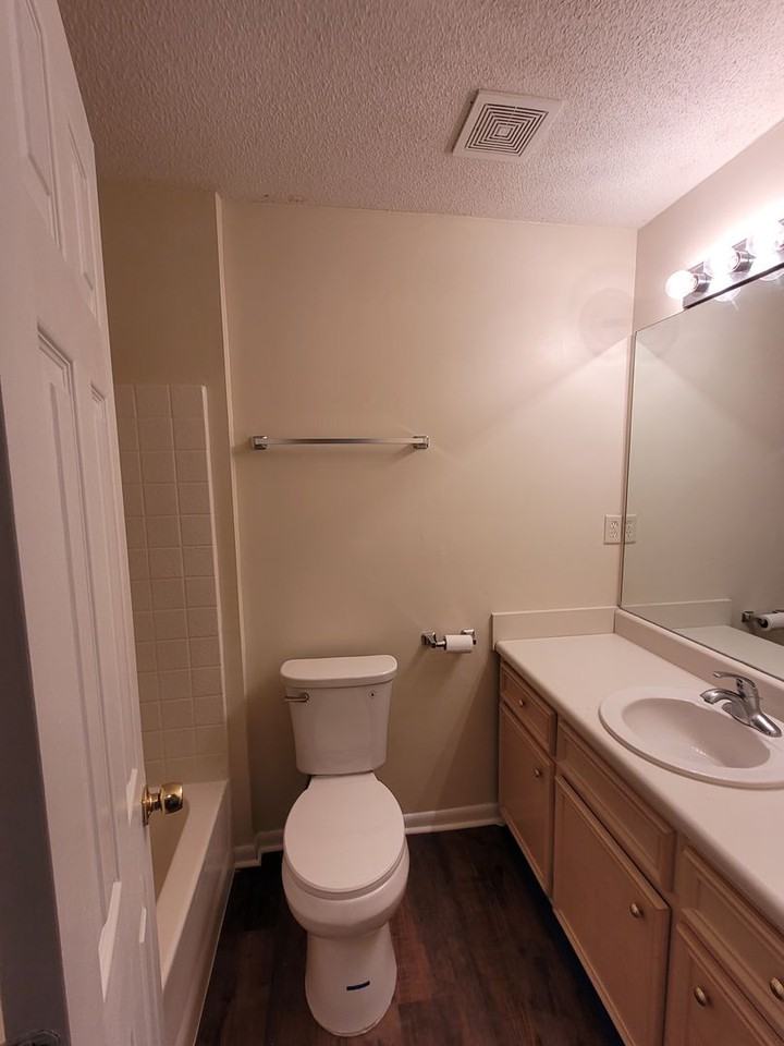 104 Embleton Ct Apt B - Photo 4 of 8