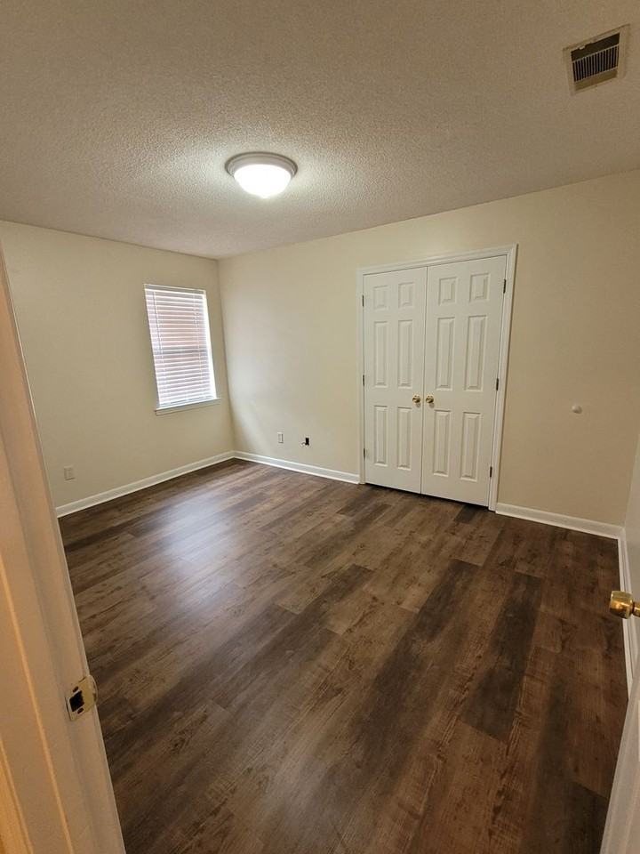 104 Embleton Ct Apt B - Photo 5 of 8