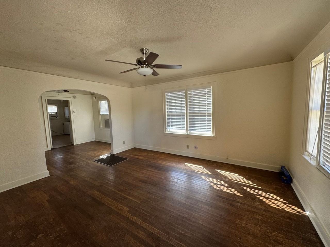 213 N Washington Ave - Photo 4 of 11