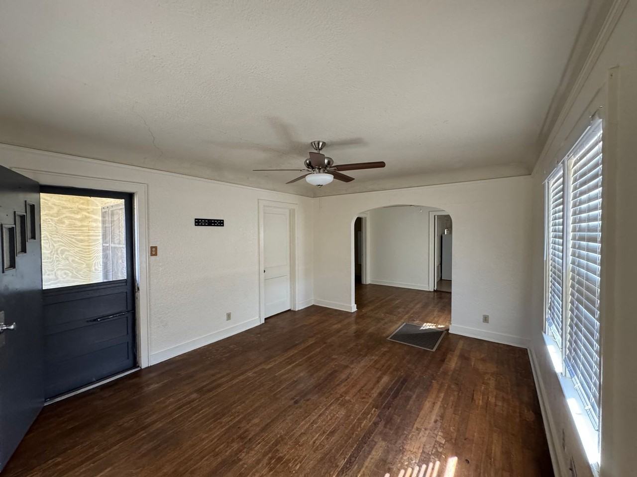 213 N Washington Ave - Photo 5 of 11