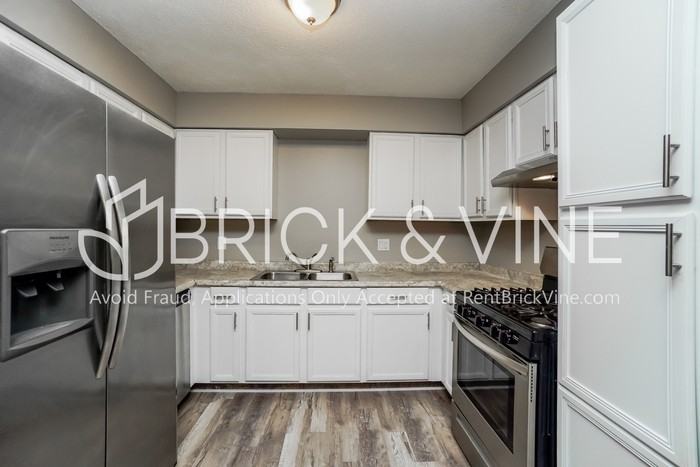 3063 Chelford Dr - Photo 3 of 18