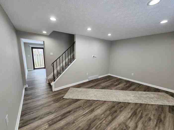 230 Nottingham Ct - Photo 3 of 18