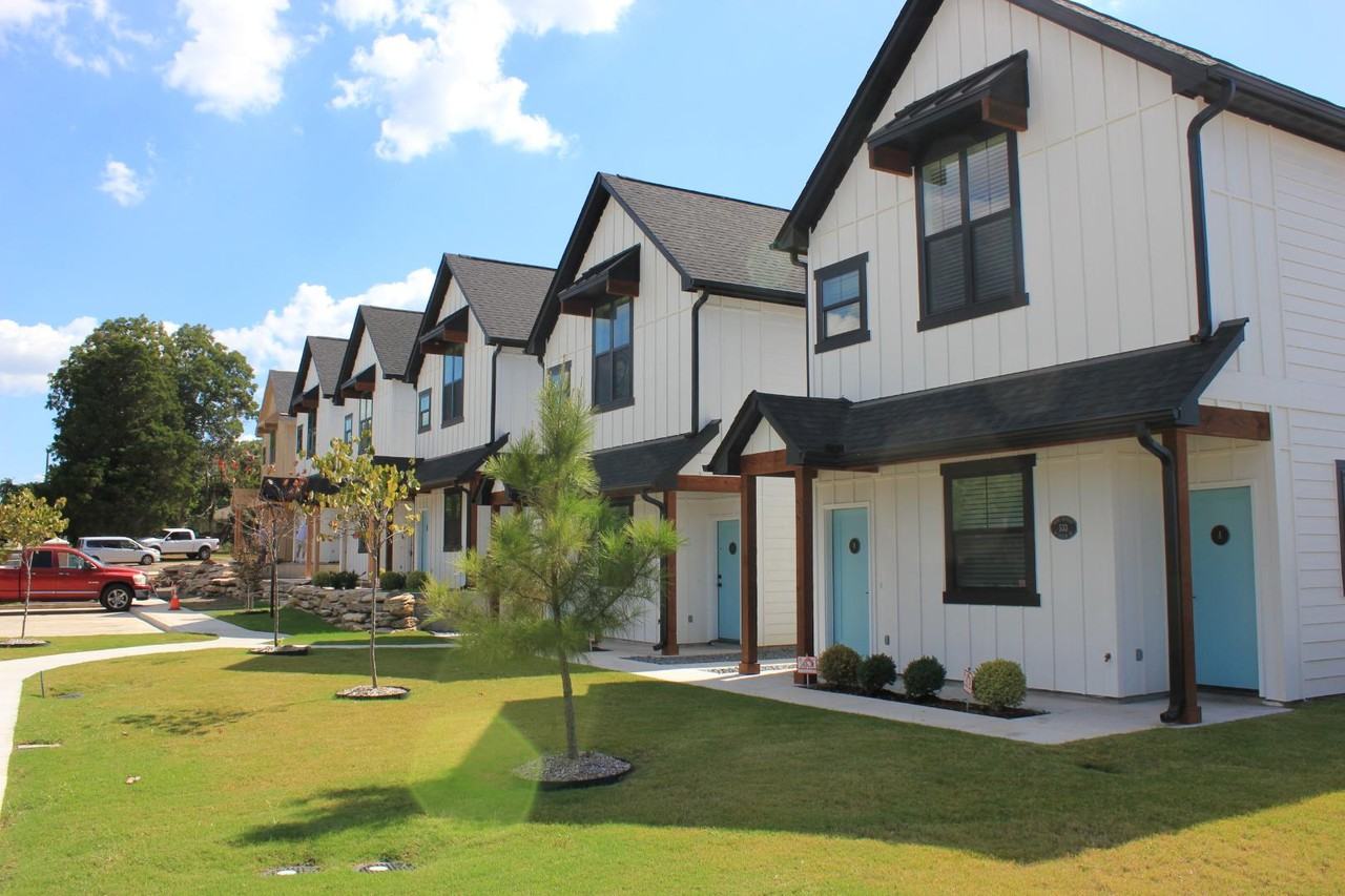 513 W Dallas - Photo 3 of 10