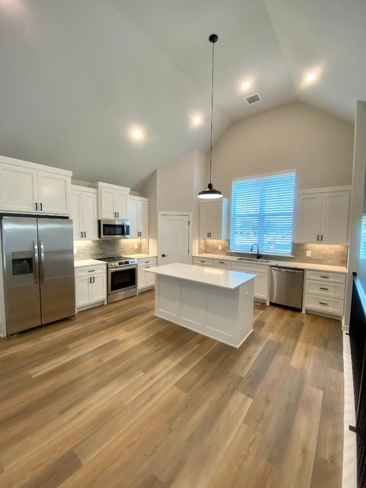 517 W Dallas - Photo 3 of 10