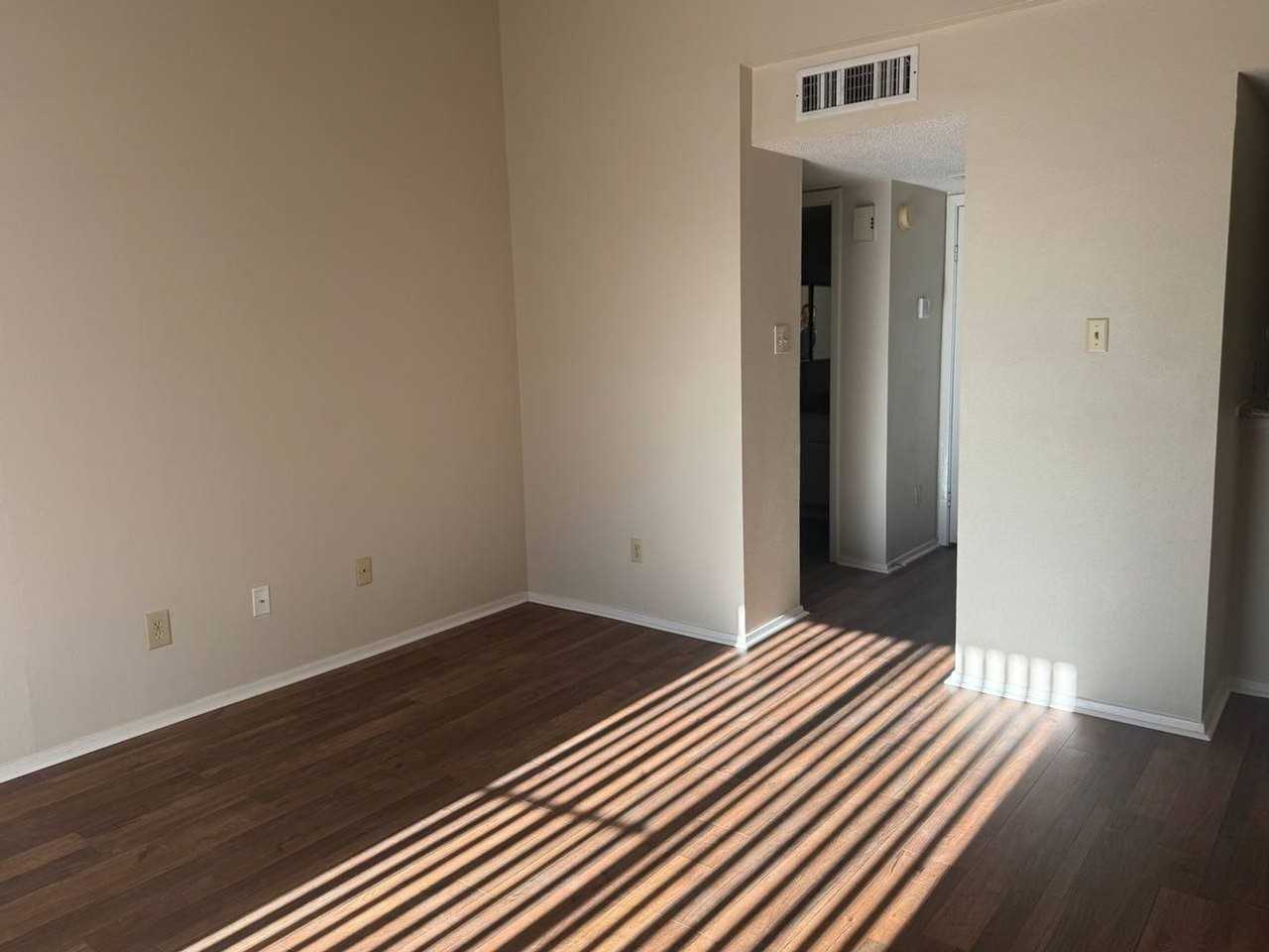 7092 N Holiday Dr - Photo 3 of 15