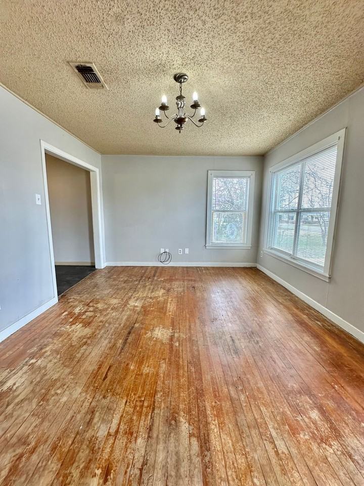 309 N Milton St - Photo 4 of 16