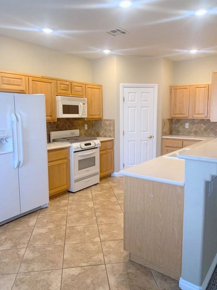 9335 Pinewood Ridge St - Photo 3 of 17