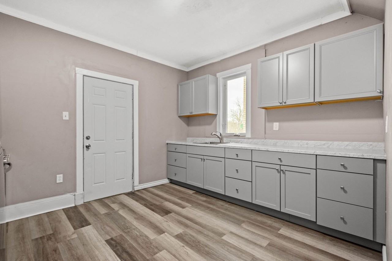 1102 Main St - Photo 3 of 30