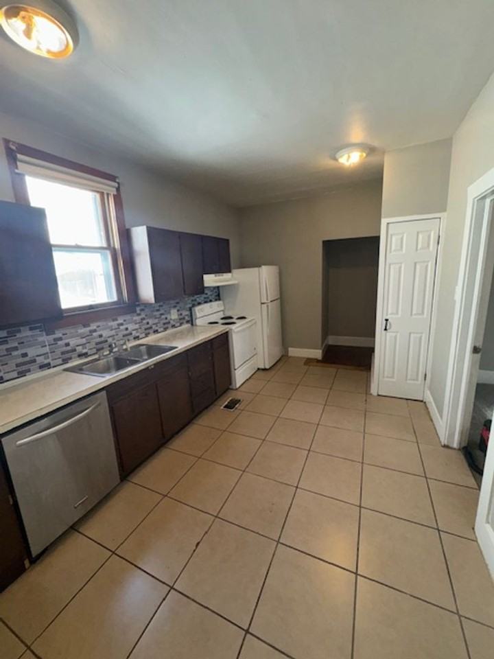 1245 E Illinois St - Photo 3 of 7