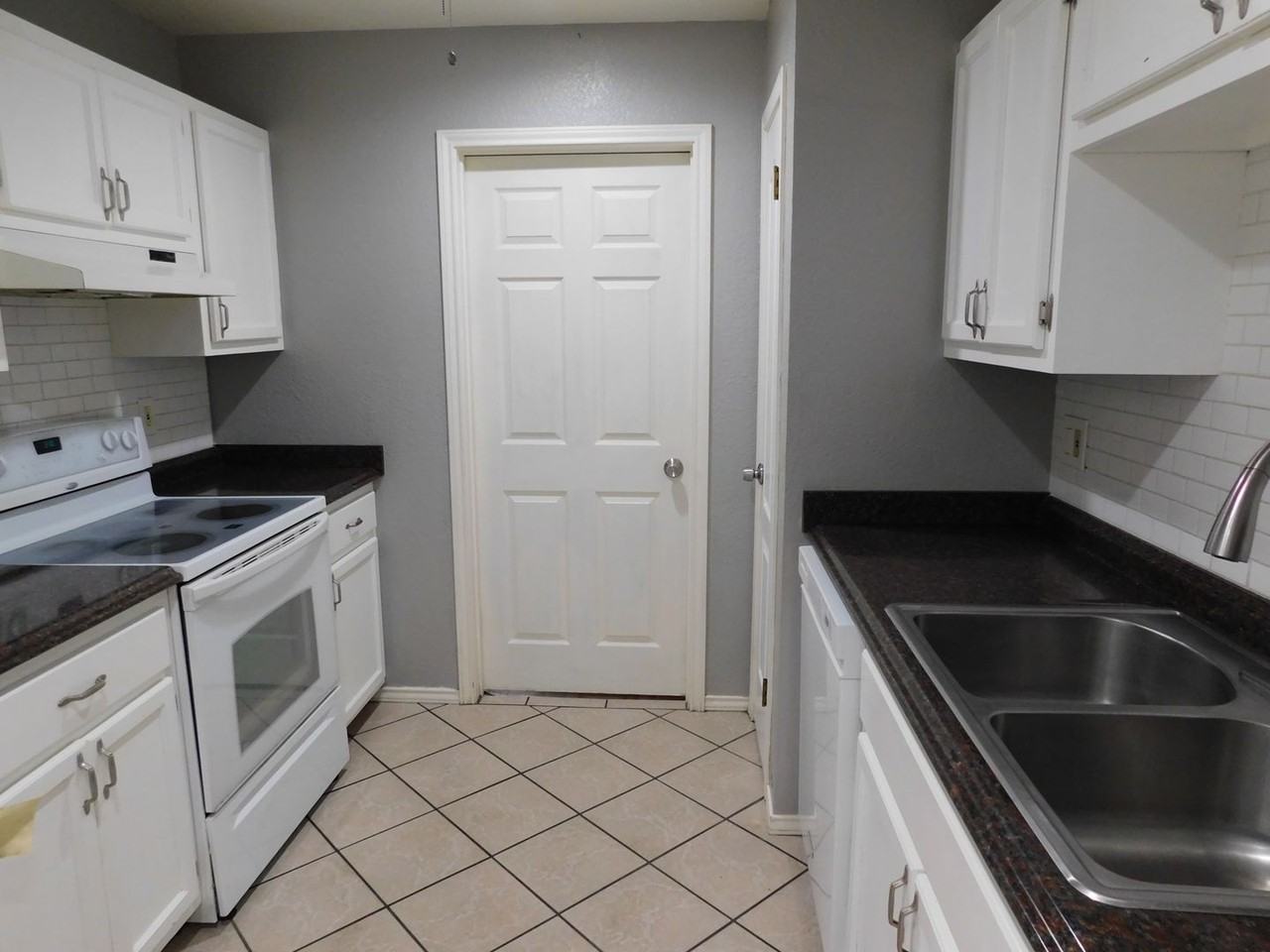 114 Caballo Dr - Photo 4 of 10