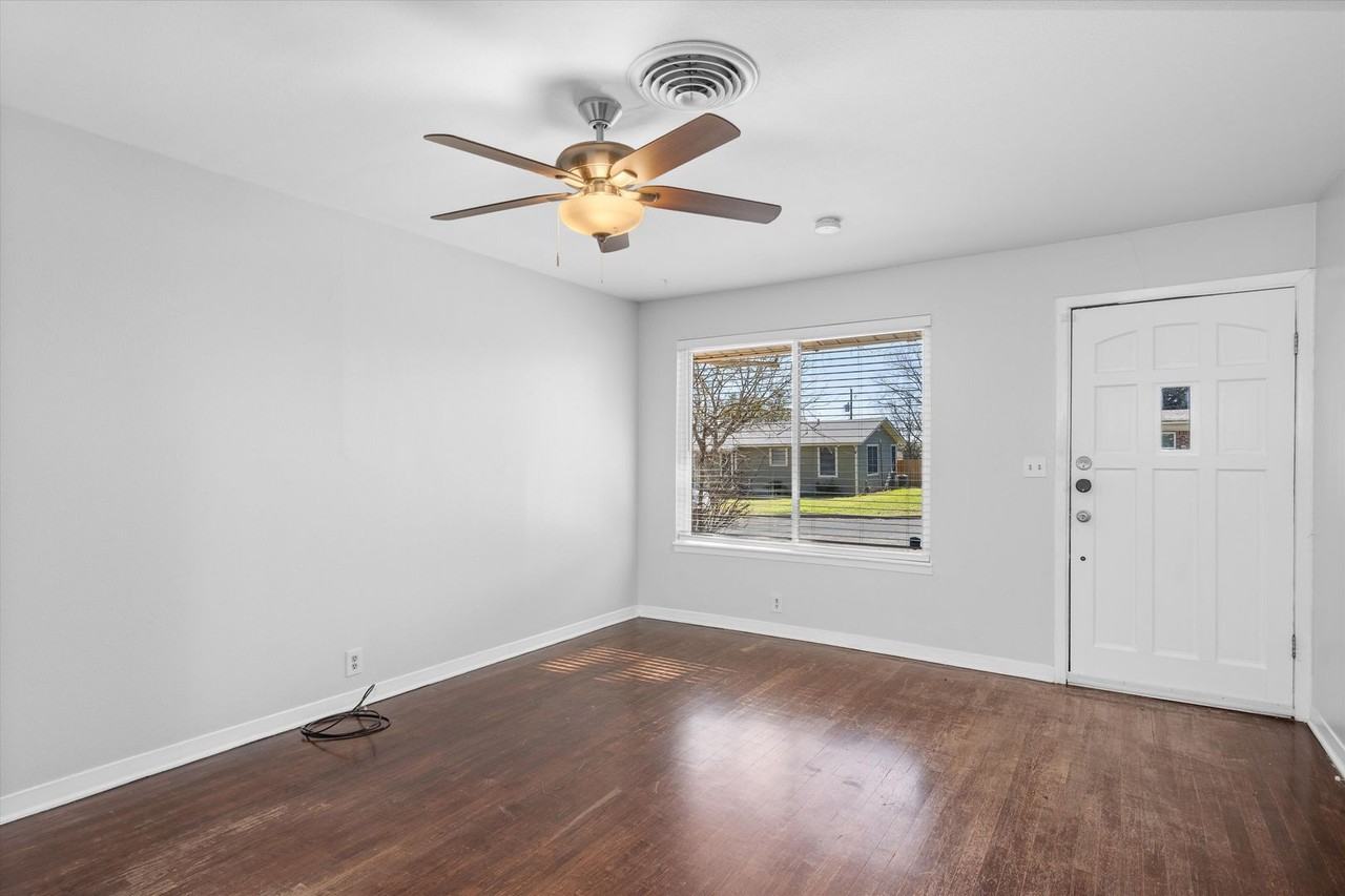 4900 Eastdale Dr - Photo 4 of 32