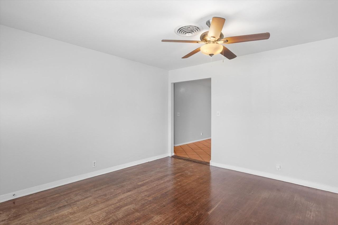 4900 Eastdale Dr - Photo 5 of 32