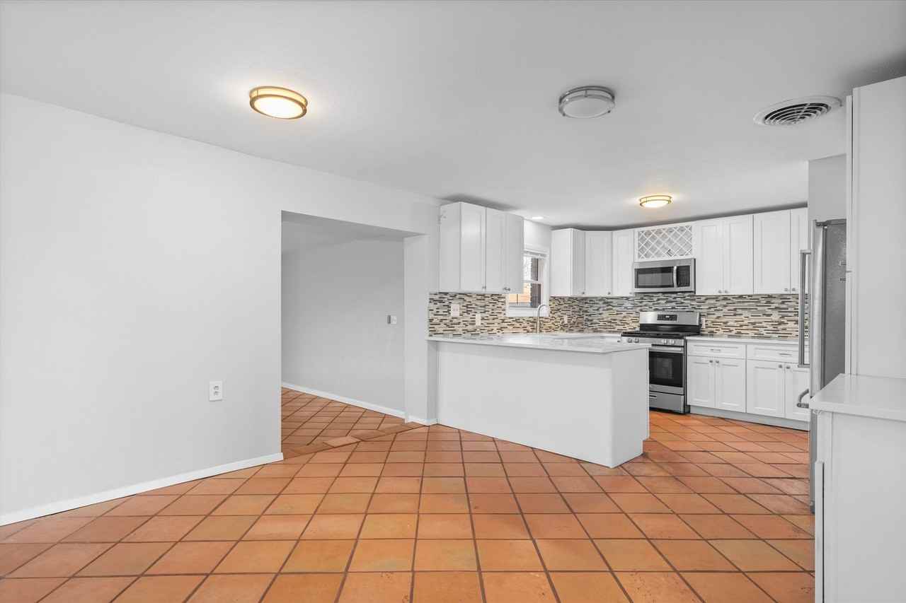 4900 Eastdale Dr - Photo 7 of 32
