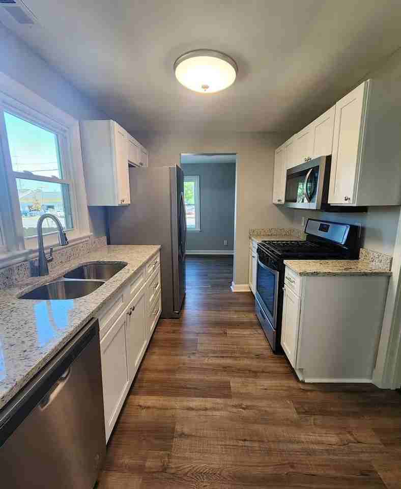 1244 Algonquin Pkwy - Photo 3 of 9