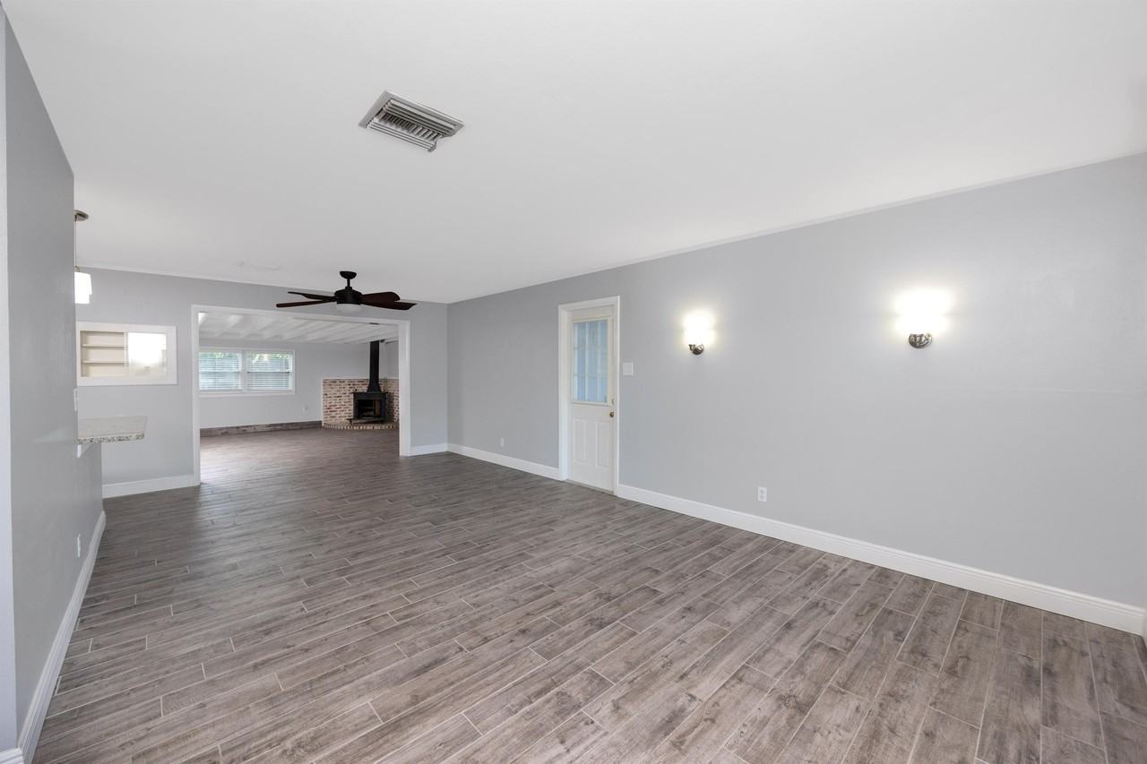 4514 S Shamrock Rd - Photo 3 of 43