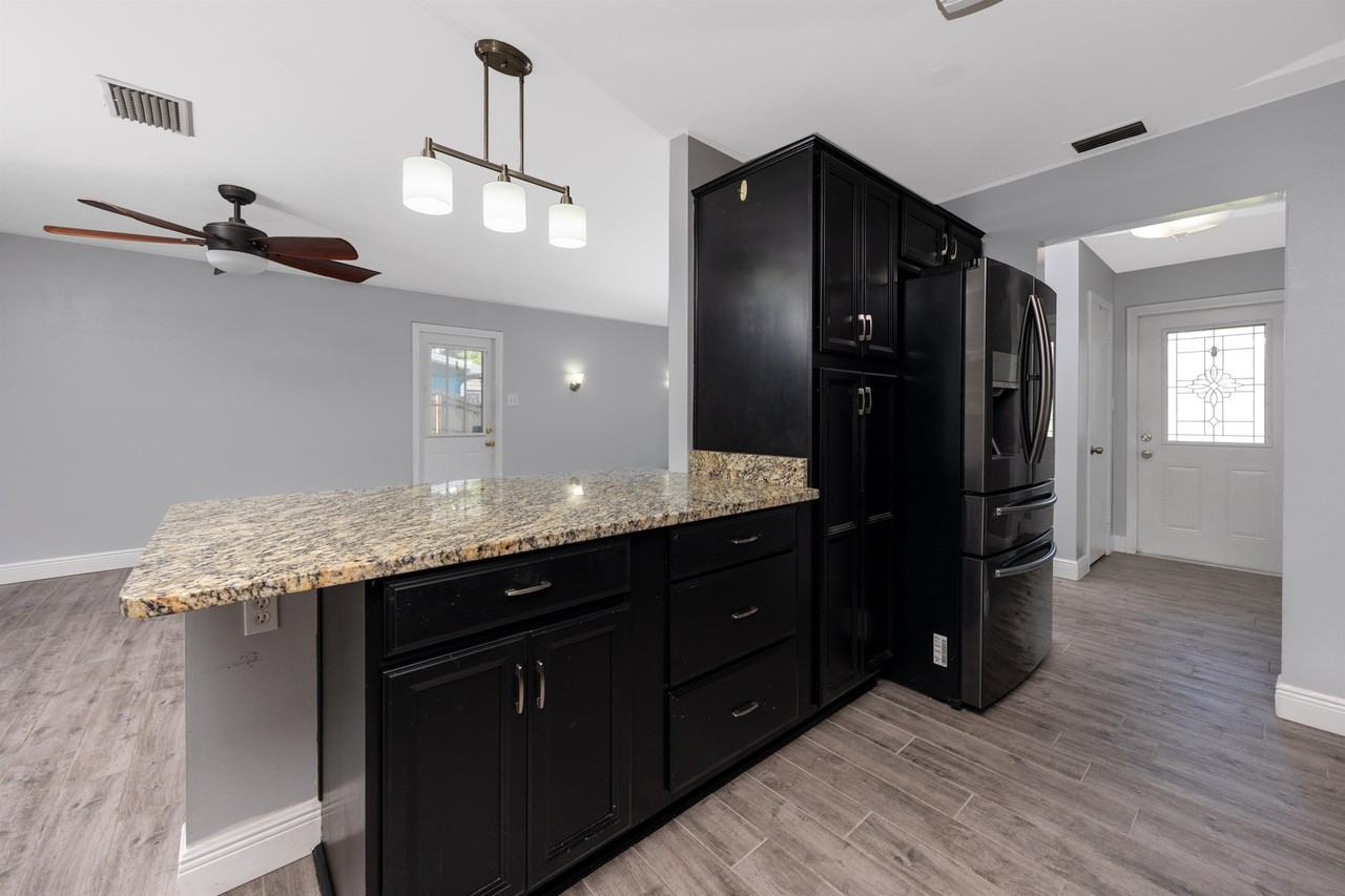 4514 S Shamrock Rd - Photo 3 of 43