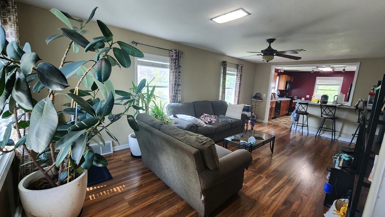 712 Balcom St - Photo 3 of 26