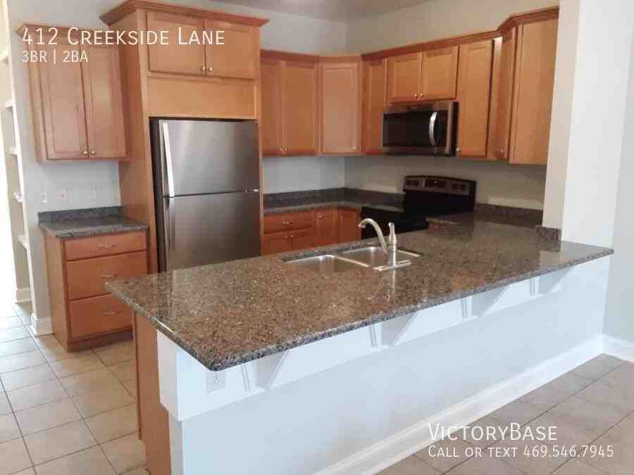 412 Creekside Ln - Photo 3 of 18