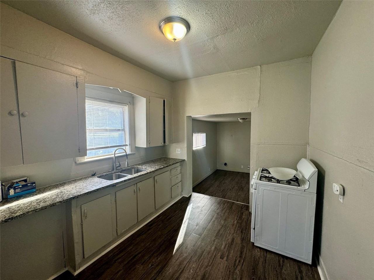 526 Graham St - Photo 3 of 14