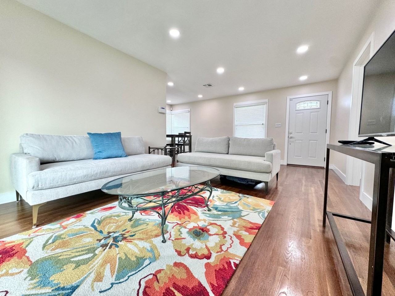 658 W Harriet St - Photo 2 of 22