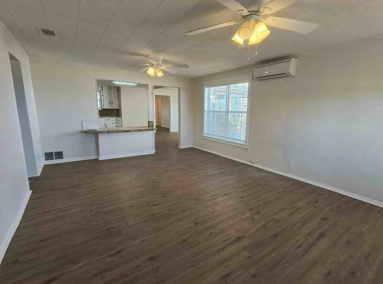 402 E 49th St - Photo 3 of 14