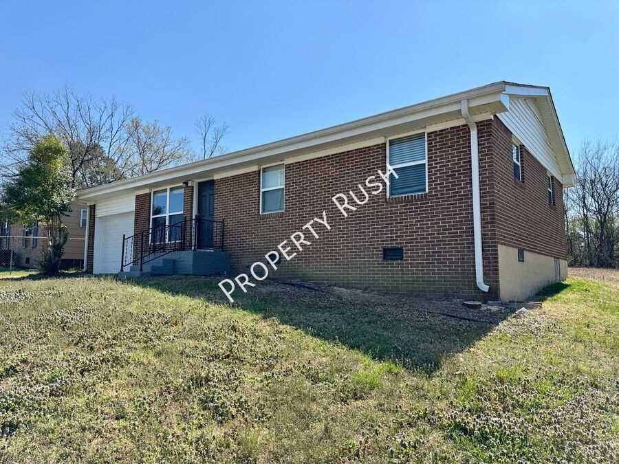 1412 Carousel Rd - Photo 3 of 27