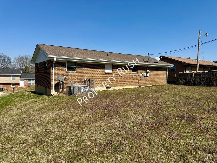 1412 Carousel Rd - Photo 5 of 27