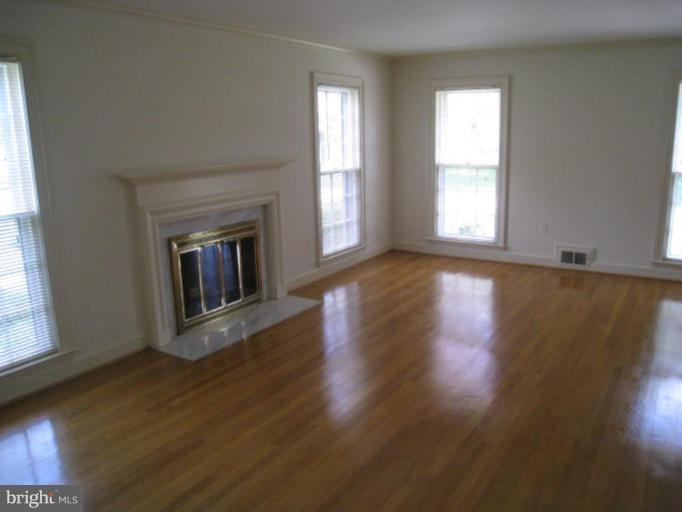 11132 Luxmanor Rd - Photo 4 of 5