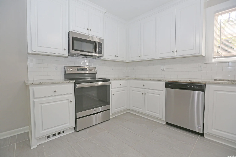 4000 Woodlawn Dr #A - Photo 3 of 18