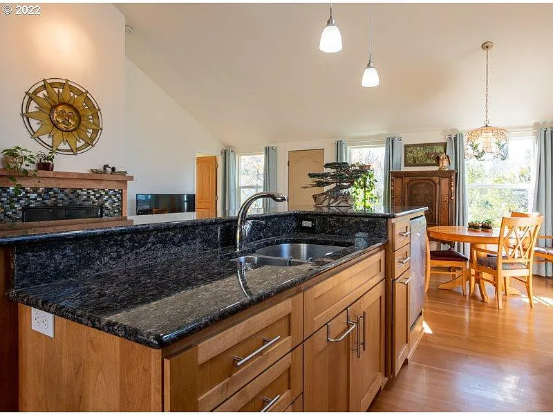 325 E 31st Ave - Photo 4 of 13