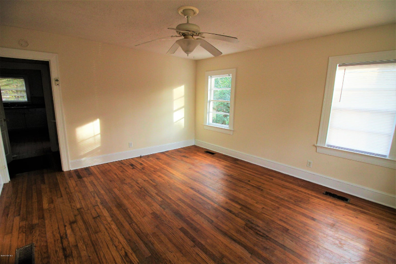 503 S Oak St - Photo 3 of 13