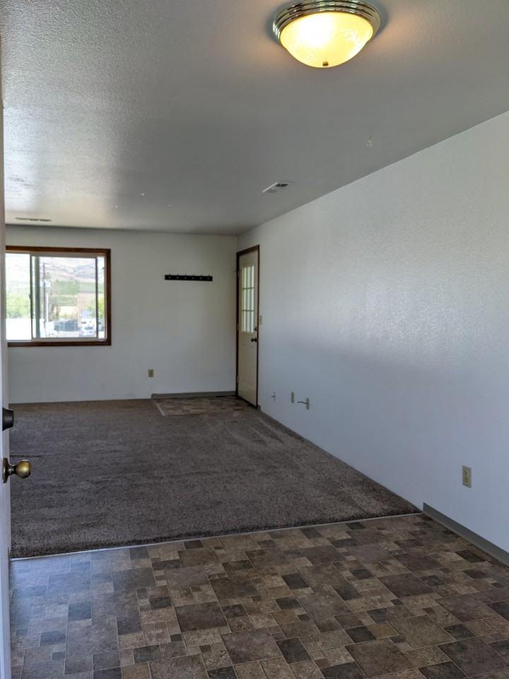 221 ID #, 1006 South Pacific Highway - Photo 3 of 16