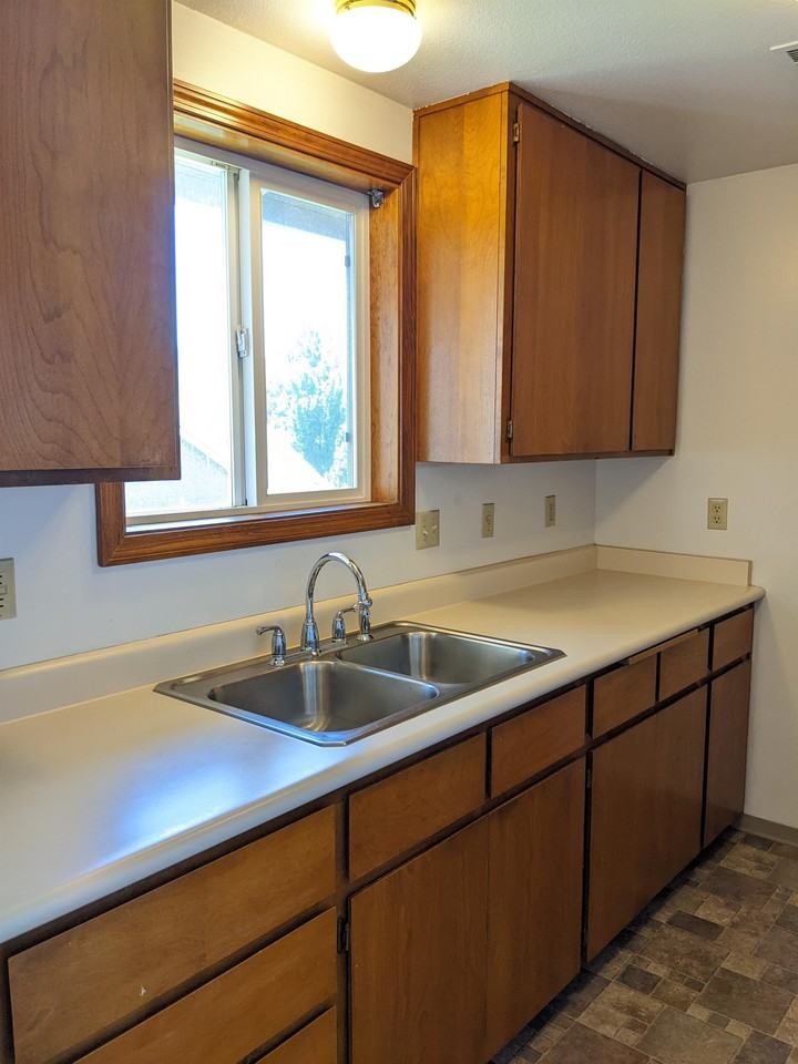 221 ID #, 1006 South Pacific Highway - Photo 6 of 16