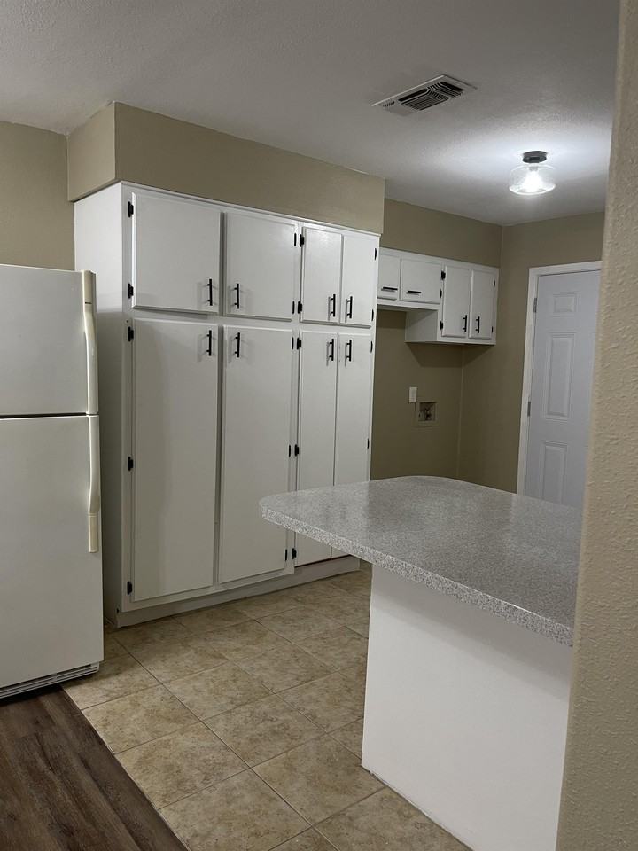 1902 Wildwood  Apt B - Photo 2 of 14