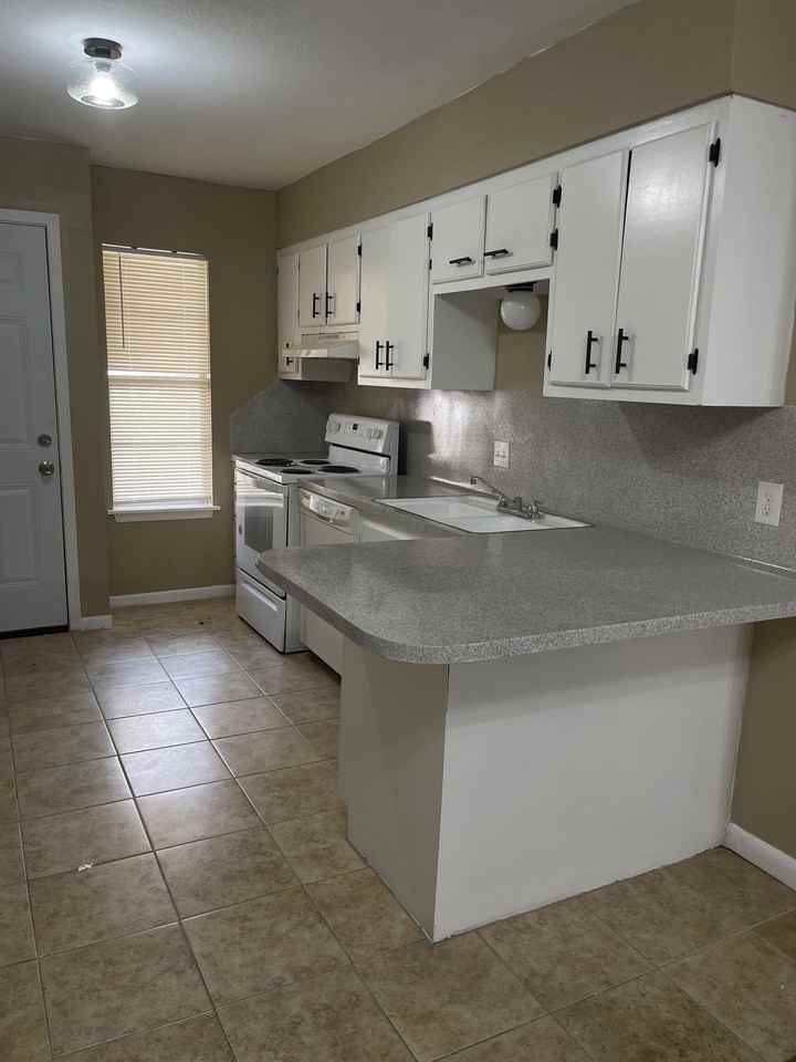 1902 Wildwood  Apt B - Photo 3 of 14