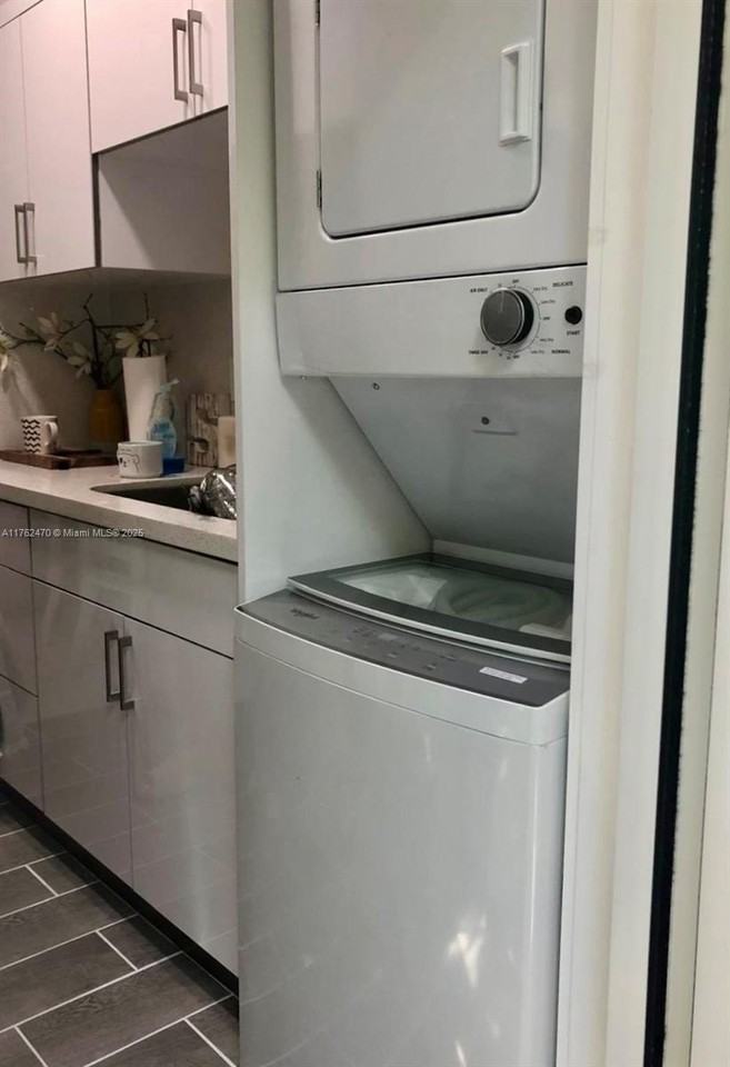 1021 Michigan Ave #11 - Photo 3 of 7